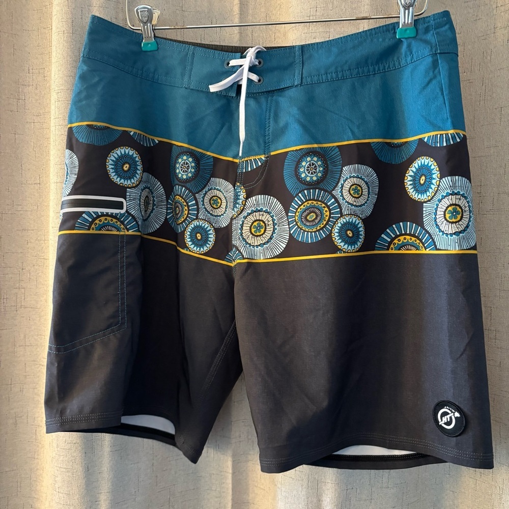 Men’s‎ HT Board Shorts. Size 33. Gray, teal, black and yellow.